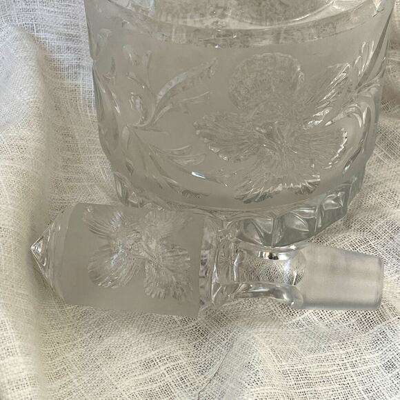 Vintage Etched Glass Decanter, Floral Design and Stopper – Mid-Century Barware - Picture 6 of 12